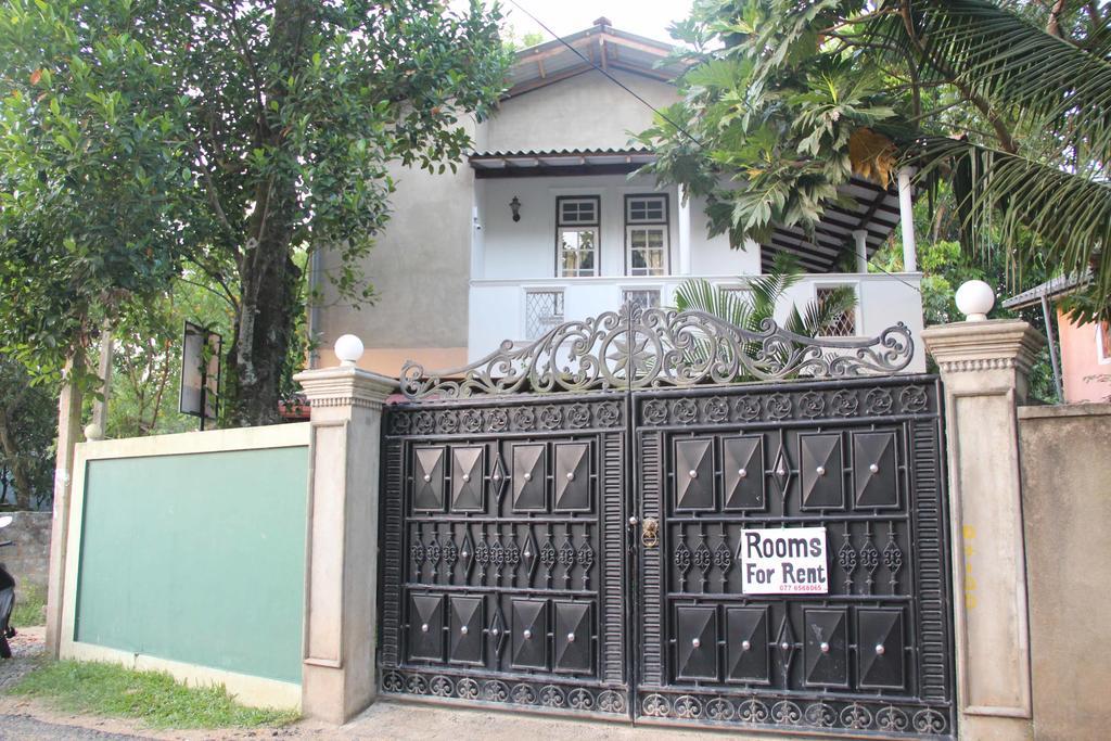 Lionka Guesthouse Mirissa Exterior photo