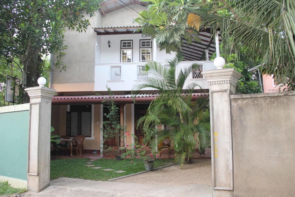 Lionka Guesthouse Mirissa Exterior photo